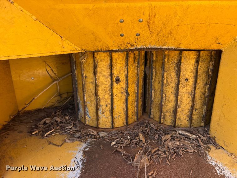 image for item ET7112 2001 Vermeer BC1230A wood chipper