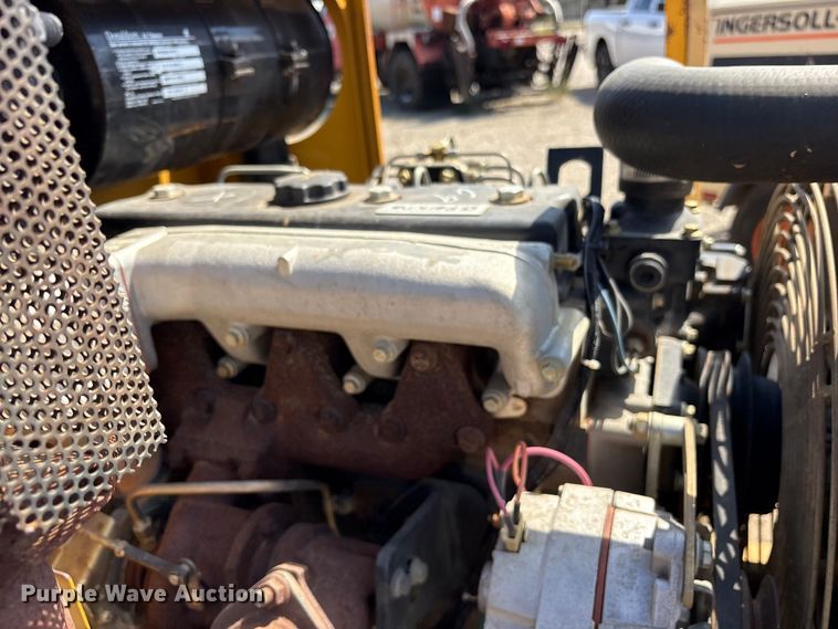 image for item ET7112 2001 Vermeer BC1230A wood chipper