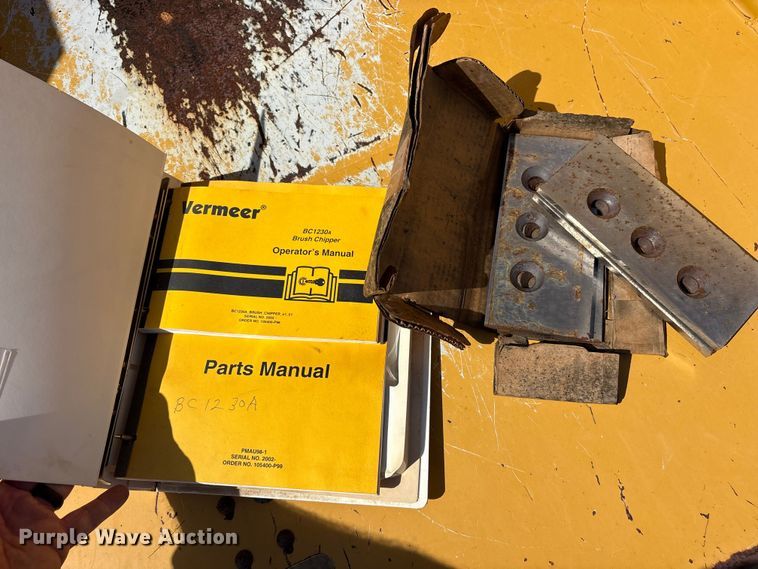 image for item ET7112 2001 Vermeer BC1230A wood chipper