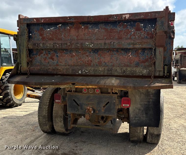 image for item ET7113 1990 International 4700 dump truck