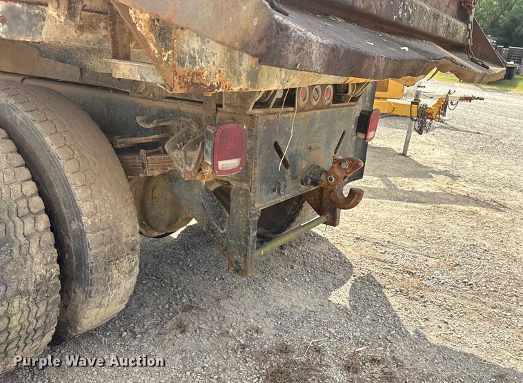 image for item ET7113 1990 International 4700 dump truck