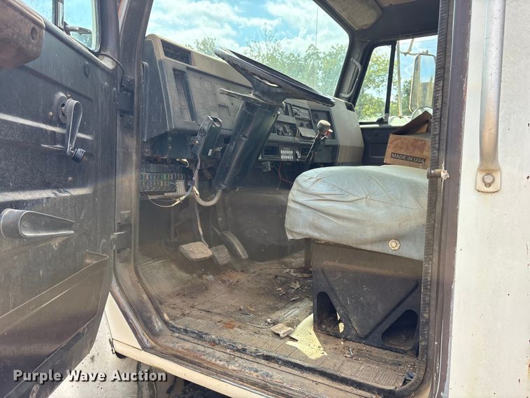 image for item ET7113 1990 International 4700 dump truck