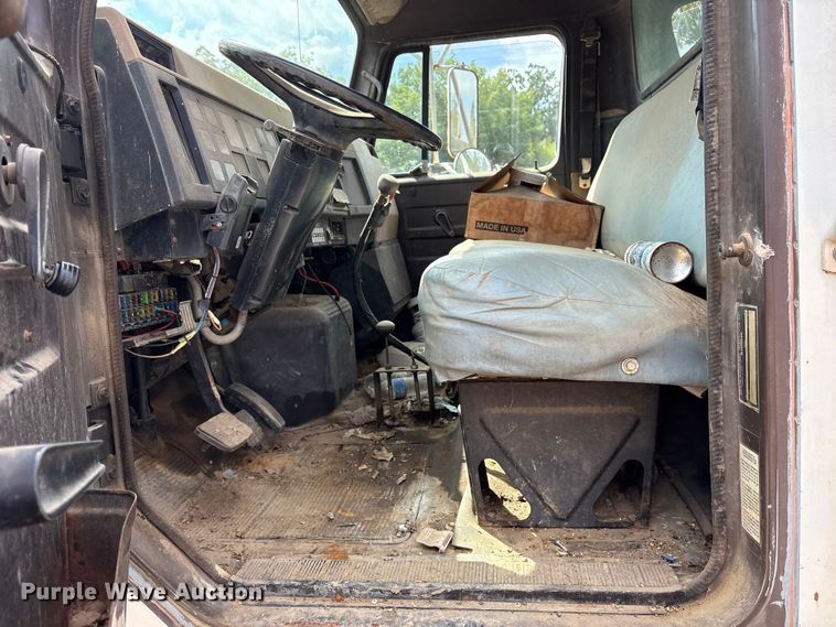image for item ET7113 1990 International 4700 dump truck