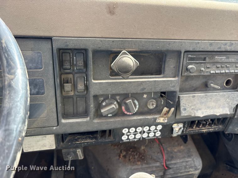 image for item ET7113 1990 International 4700 dump truck