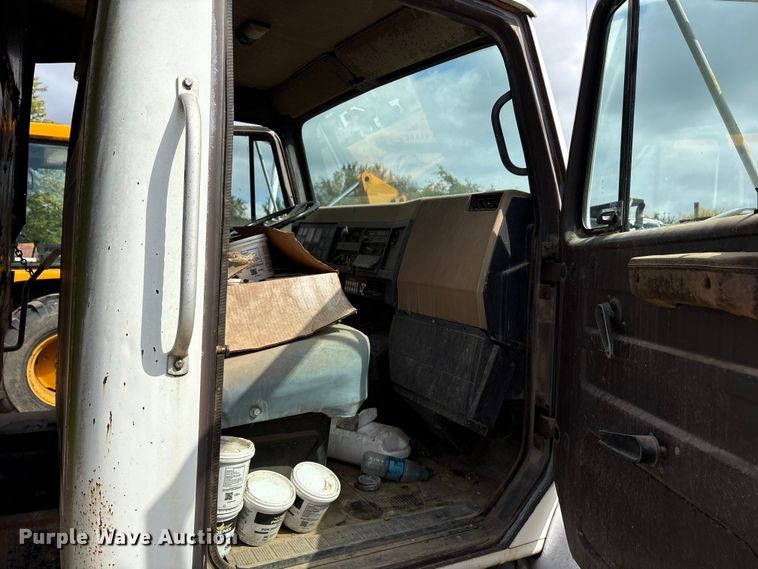 image for item ET7113 1990 International 4700 dump truck