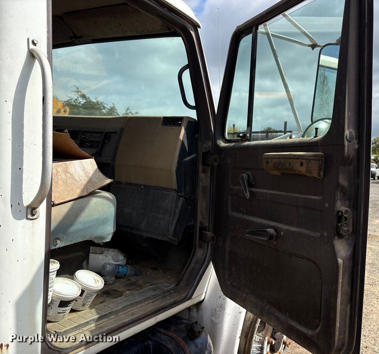 image for item ET7113 1990 International 4700 dump truck