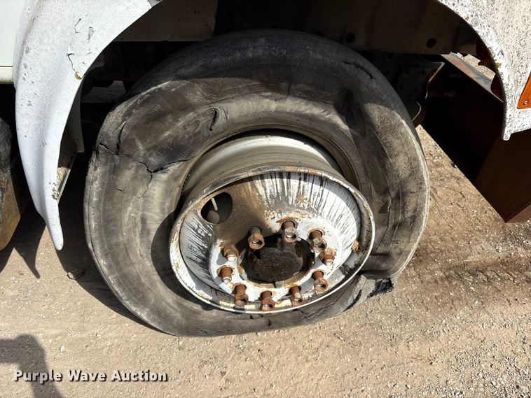 image for item ET7113 1990 International 4700 dump truck