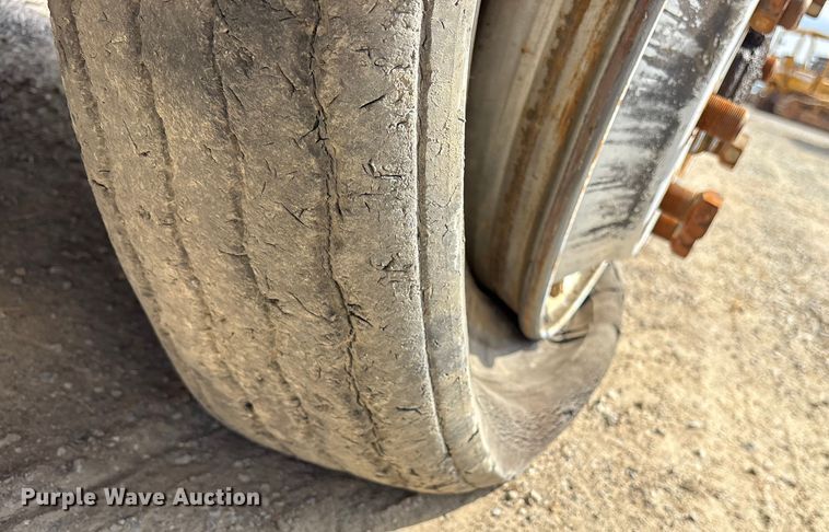 image for item ET7113 1990 International 4700 dump truck