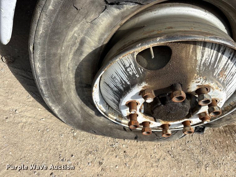 image for item ET7113 1990 International 4700 dump truck