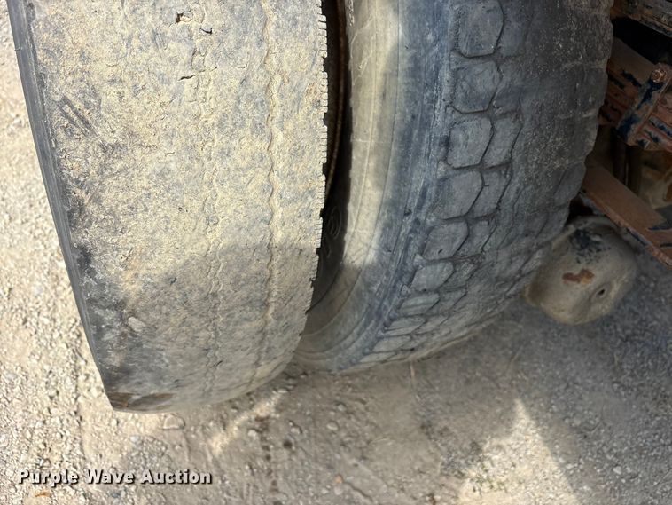 image for item ET7113 1990 International 4700 dump truck