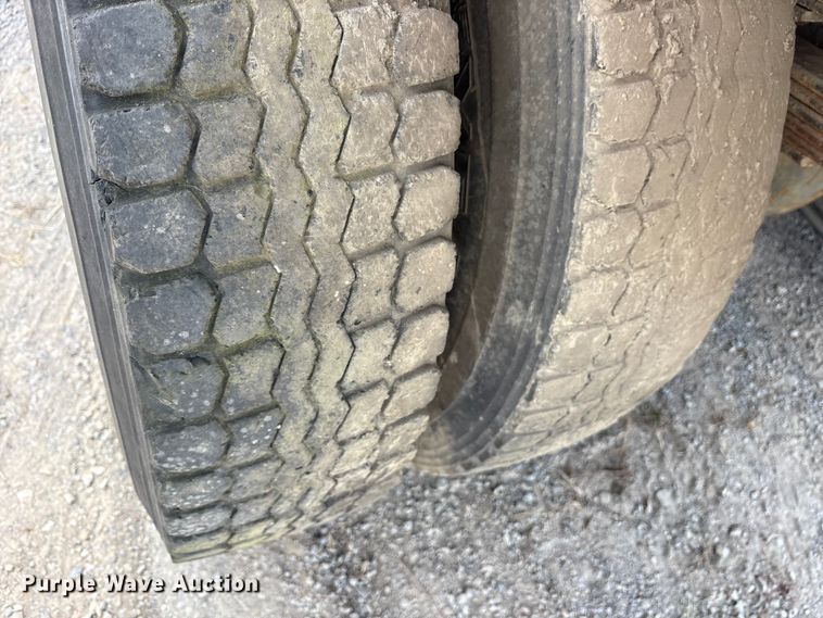 image for item ET7113 1990 International 4700 dump truck