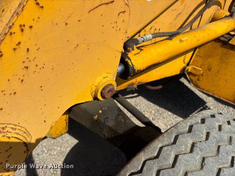 image for item ET7114 1992 John Deere 310D backhoe