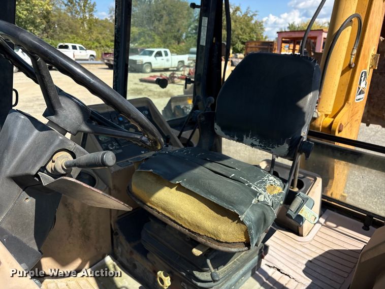 image for item ET7114 1992 John Deere 310D backhoe