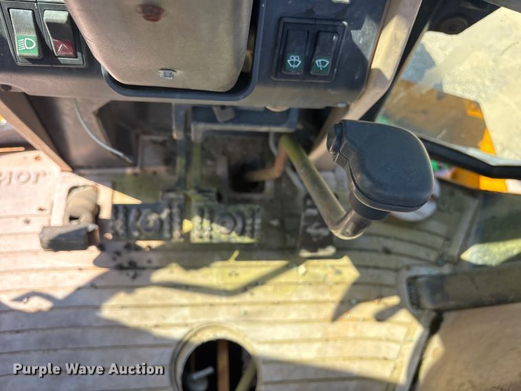 image for item ET7114 1992 John Deere 310D backhoe