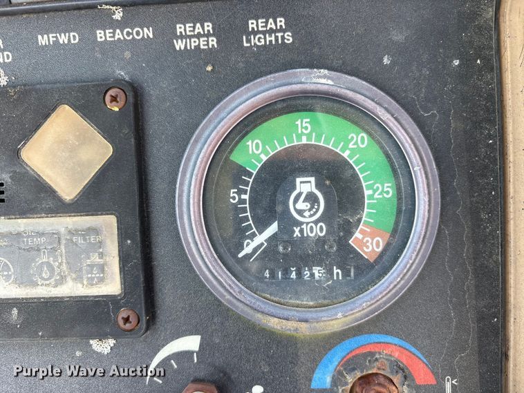 image for item ET7114 1992 John Deere 310D backhoe