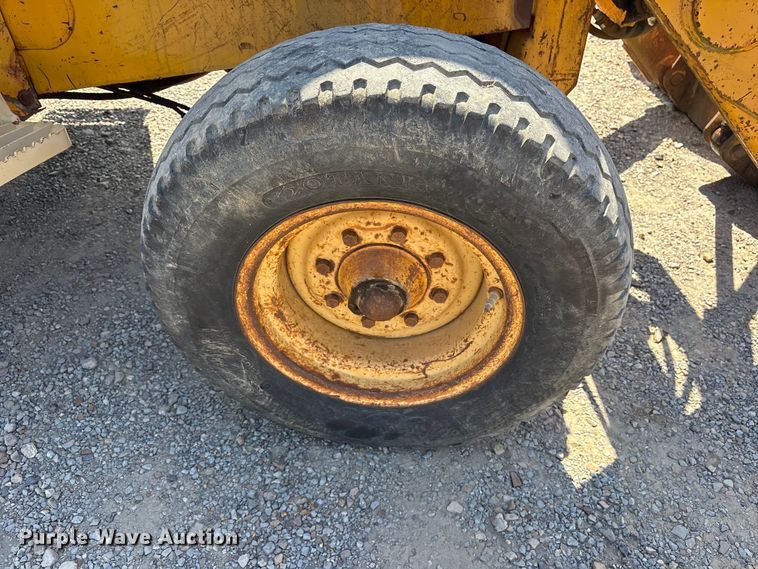 image for item ET7114 1992 John Deere 310D backhoe