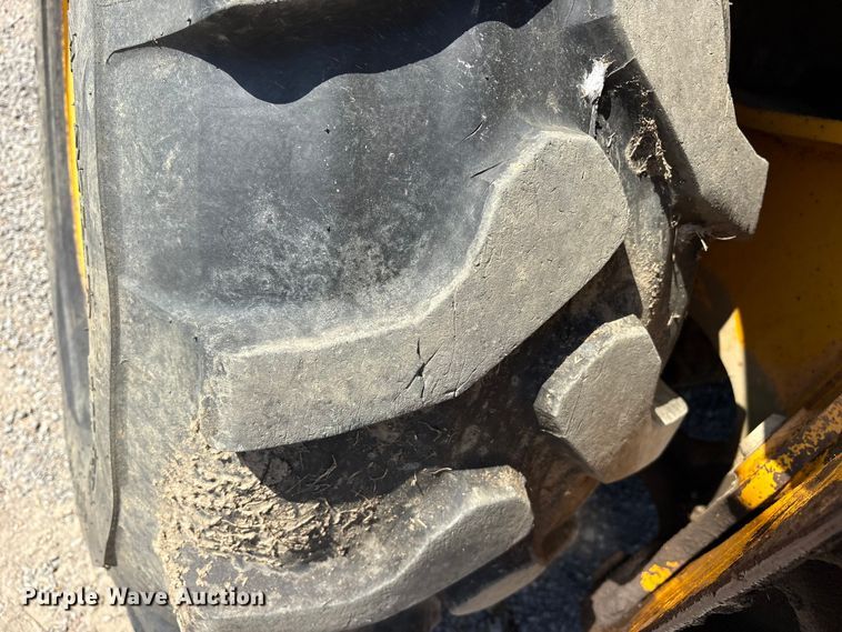 image for item ET7114 1992 John Deere 310D backhoe