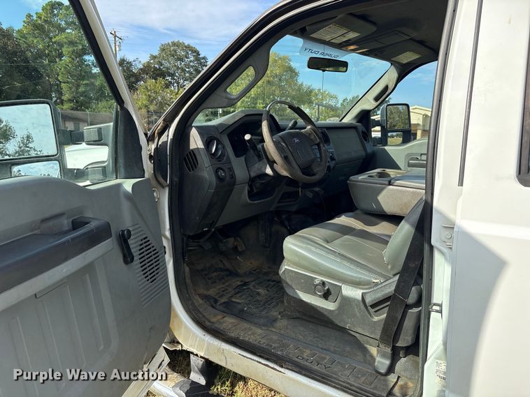 image for item ET7187 2011 Ford F250 Super Duty Crew Cab pickup truck