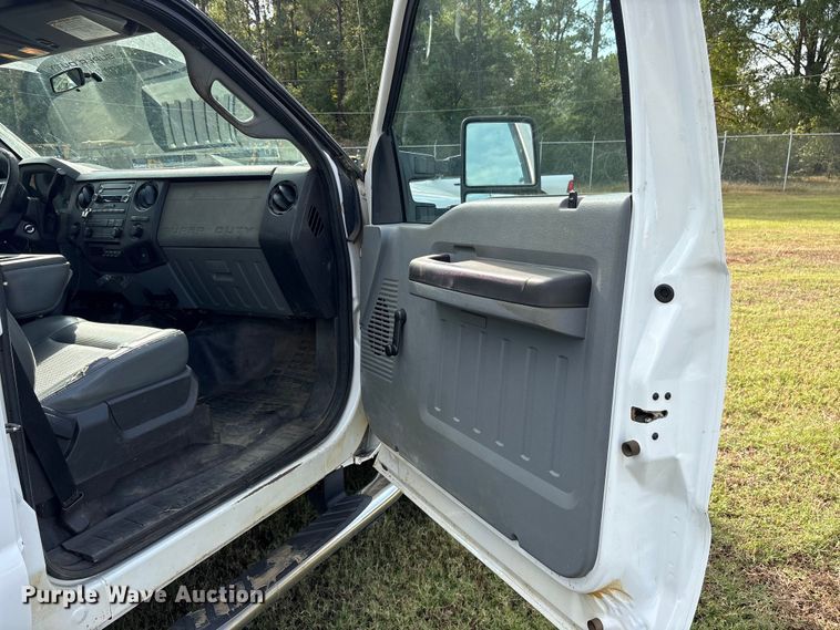 image for item ET7187 2011 Ford F250 Super Duty Crew Cab pickup truck