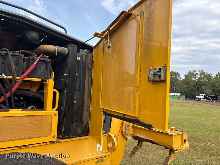 image for item ET7189 2010 John Deere 672G motor grader