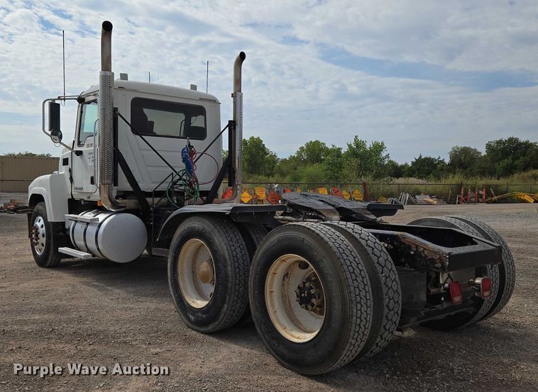 image for item EU3870 2009 Mack Pinnacle CHU613 semi truck