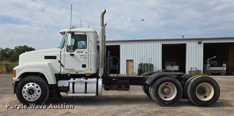 image for item EU3870 2009 Mack Pinnacle CHU613 semi truck