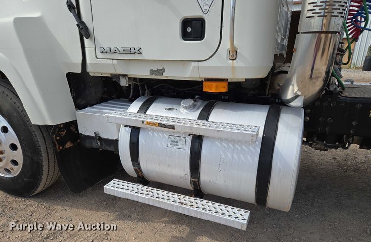 image for item EU3870 2009 Mack Pinnacle CHU613 semi truck