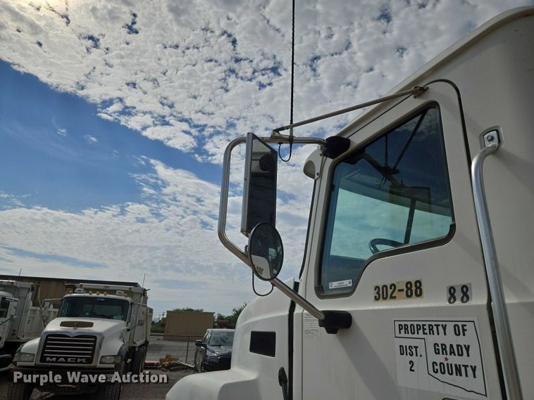 image for item EU3870 2009 Mack Pinnacle CHU613 semi truck