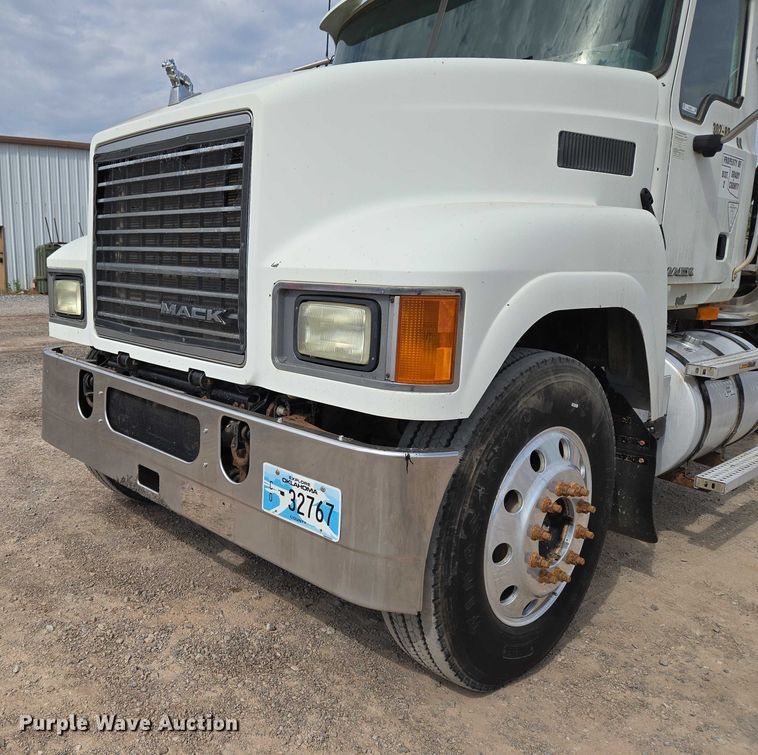 image for item EU3870 2009 Mack Pinnacle CHU613 semi truck