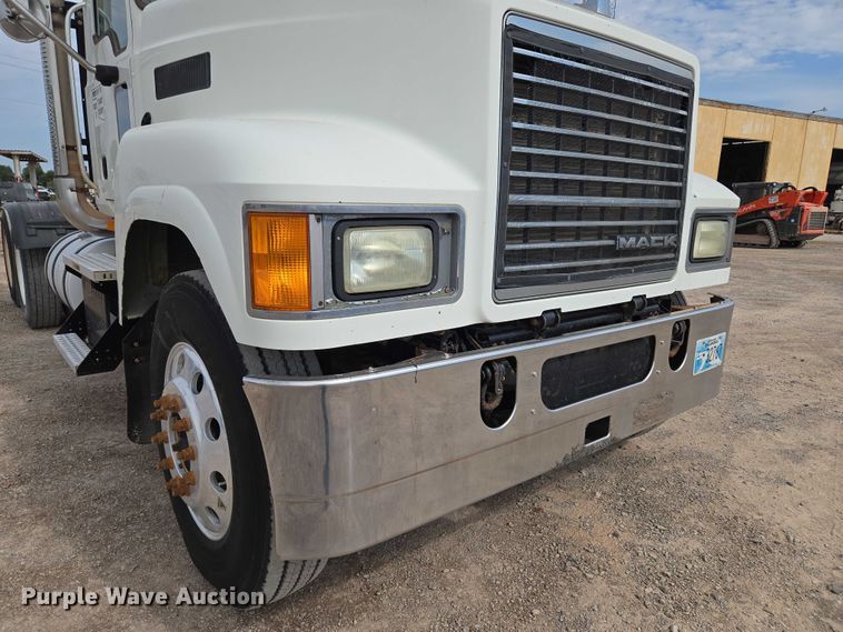 image for item EU3870 2009 Mack Pinnacle CHU613 semi truck