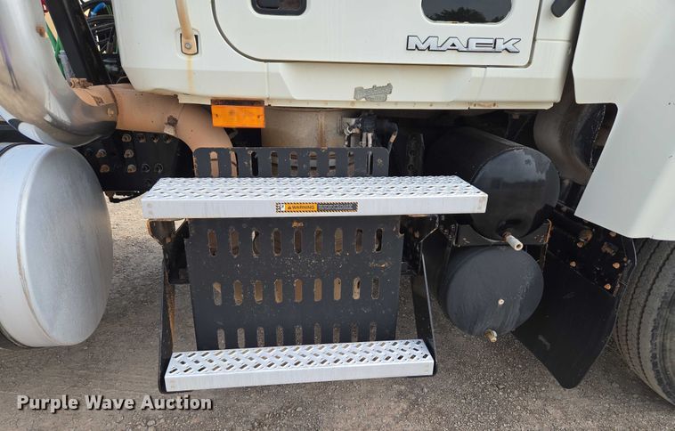 image for item EU3870 2009 Mack Pinnacle CHU613 semi truck