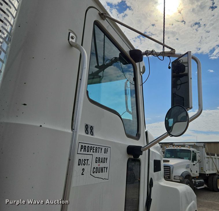 image for item EU3870 2009 Mack Pinnacle CHU613 semi truck