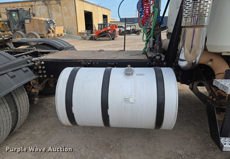 image for item EU3870 2009 Mack Pinnacle CHU613 semi truck