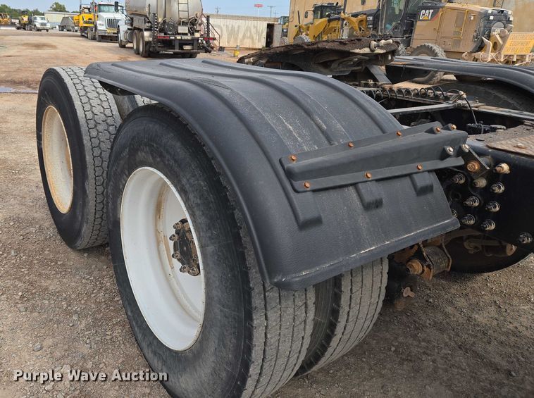 image for item EU3870 2009 Mack Pinnacle CHU613 semi truck