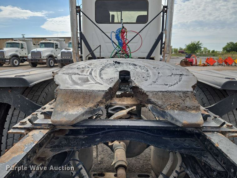 image for item EU3870 2009 Mack Pinnacle CHU613 semi truck