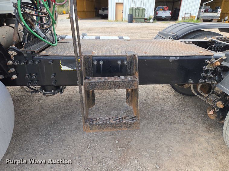 image for item EU3870 2009 Mack Pinnacle CHU613 semi truck