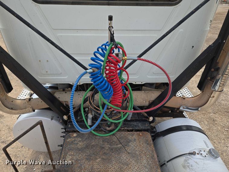 image for item EU3870 2009 Mack Pinnacle CHU613 semi truck