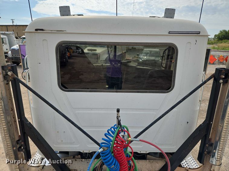 image for item EU3870 2009 Mack Pinnacle CHU613 semi truck