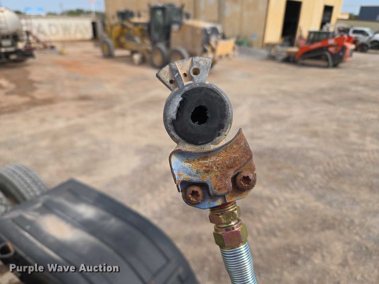 image for item EU3870 2009 Mack Pinnacle CHU613 semi truck