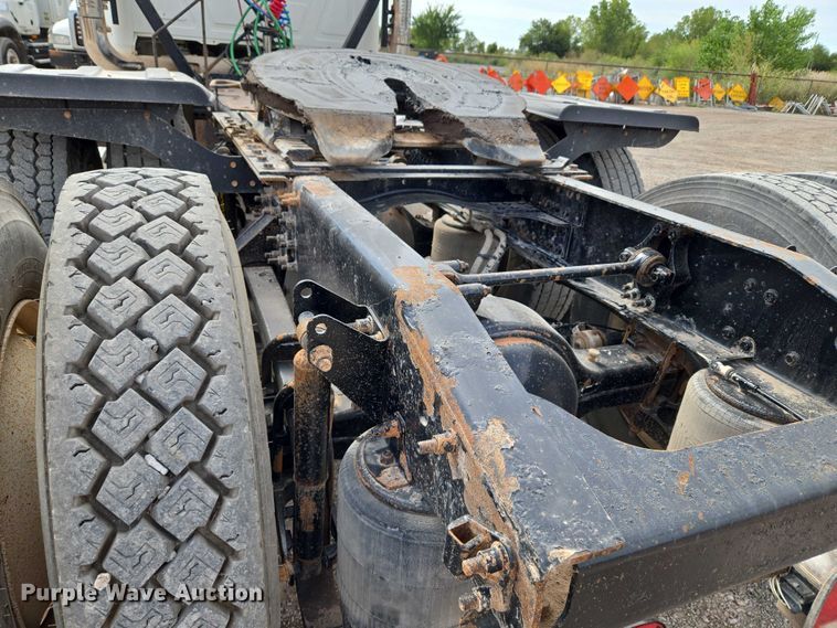 image for item EU3870 2009 Mack Pinnacle CHU613 semi truck