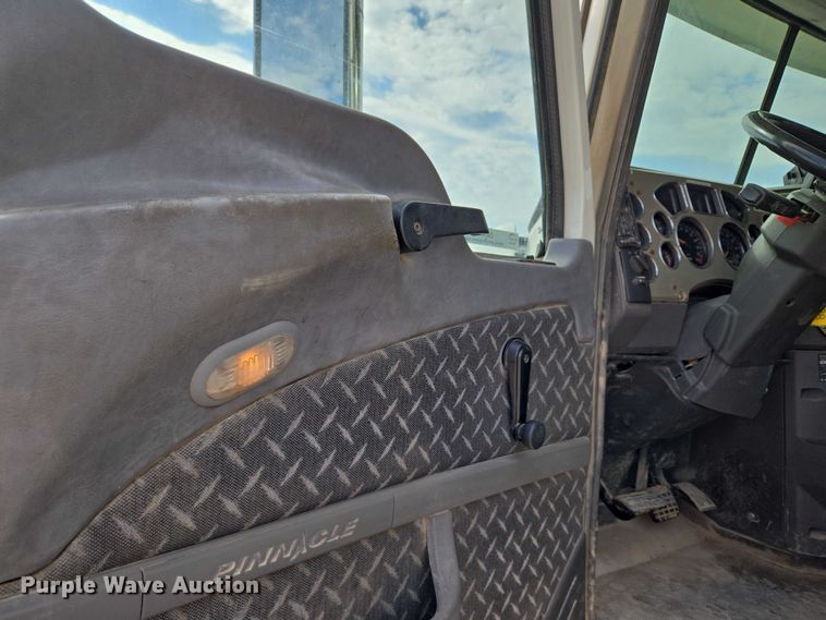 image for item EU3870 2009 Mack Pinnacle CHU613 semi truck