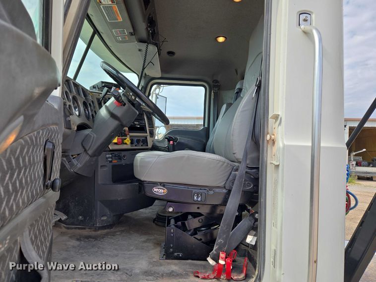 image for item EU3870 2009 Mack Pinnacle CHU613 semi truck