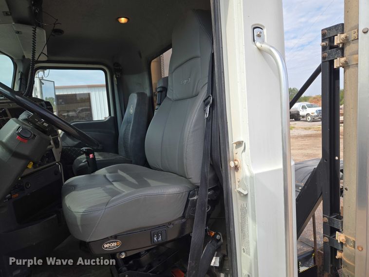 image for item EU3870 2009 Mack Pinnacle CHU613 semi truck