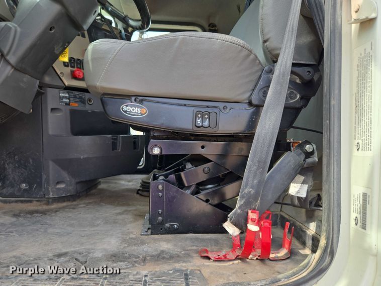 image for item EU3870 2009 Mack Pinnacle CHU613 semi truck