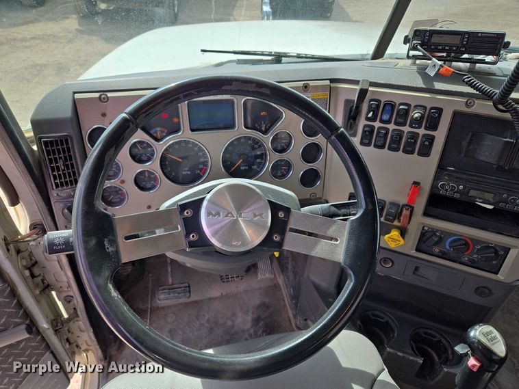 image for item EU3870 2009 Mack Pinnacle CHU613 semi truck