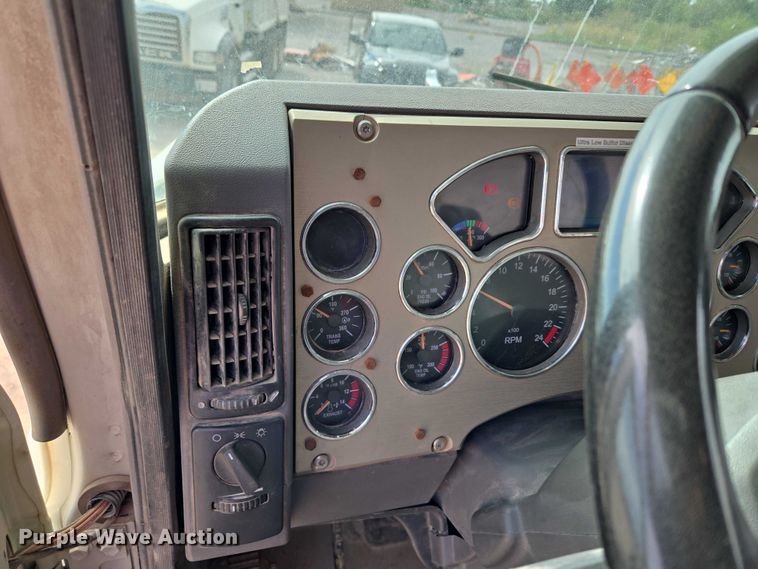 image for item EU3870 2009 Mack Pinnacle CHU613 semi truck