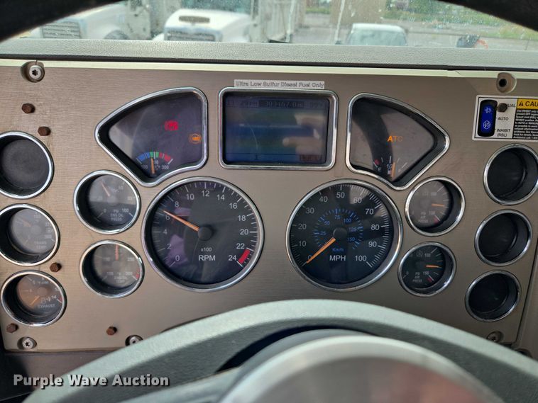 image for item EU3870 2009 Mack Pinnacle CHU613 semi truck