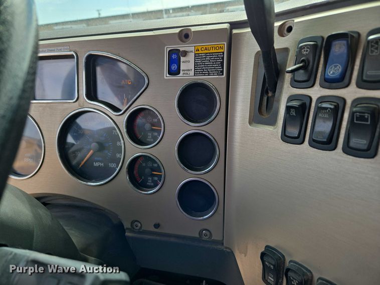 image for item EU3870 2009 Mack Pinnacle CHU613 semi truck