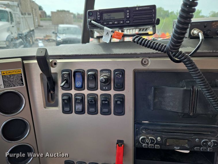 image for item EU3870 2009 Mack Pinnacle CHU613 semi truck