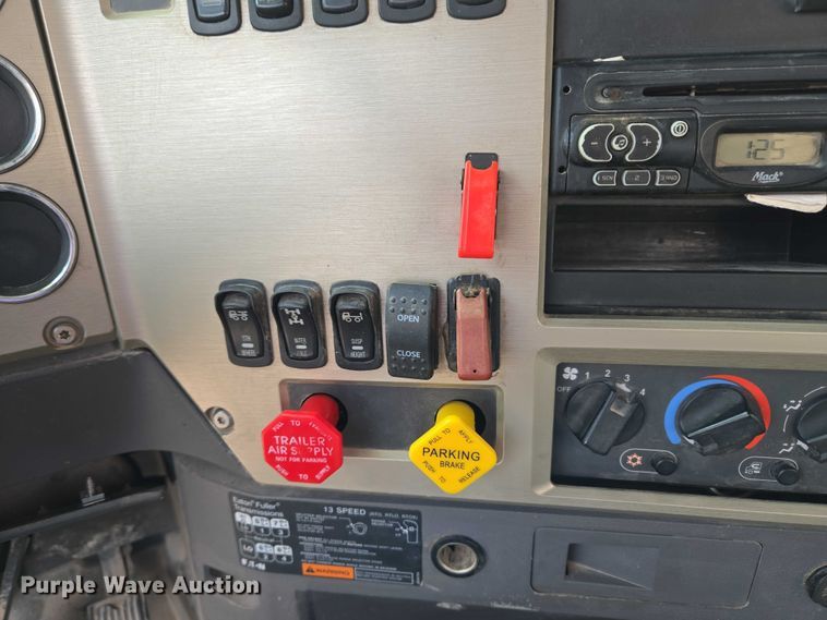 image for item EU3870 2009 Mack Pinnacle CHU613 semi truck